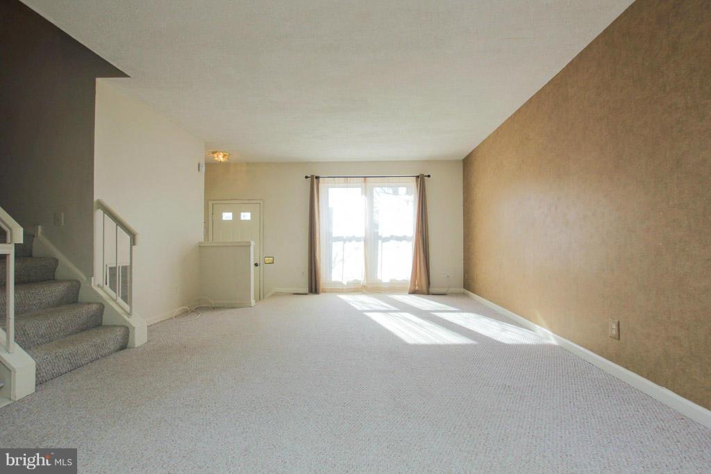 306 Harrogate Road Fredericksburg, VA 22406 - Photo 3 of 27 Living Room
