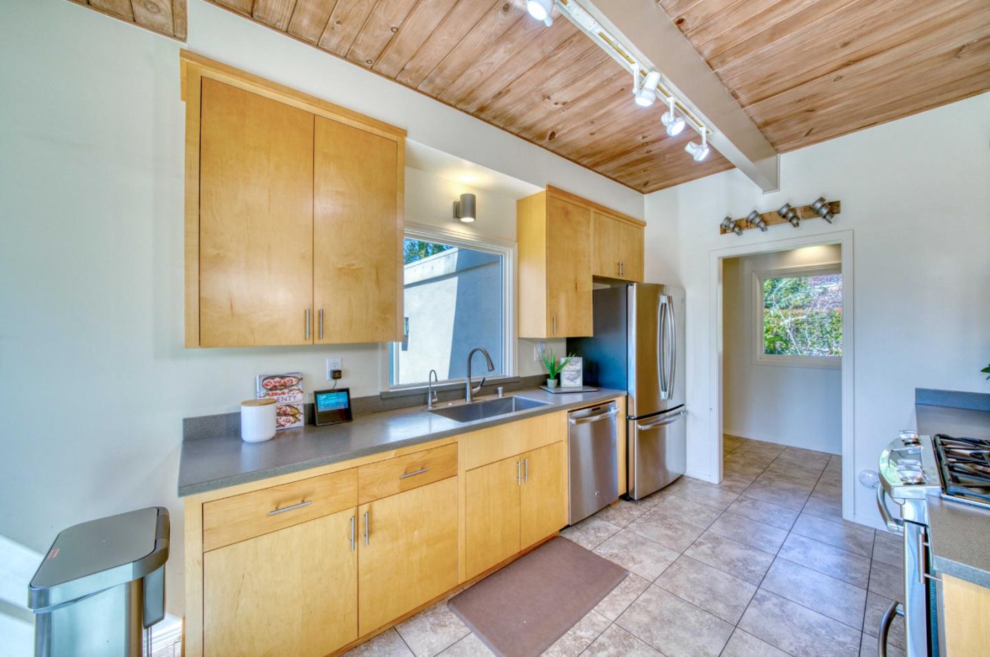 554 Francisco Street El Granada, CA 94018 - Photo 8 of 43 Gallery Image 8