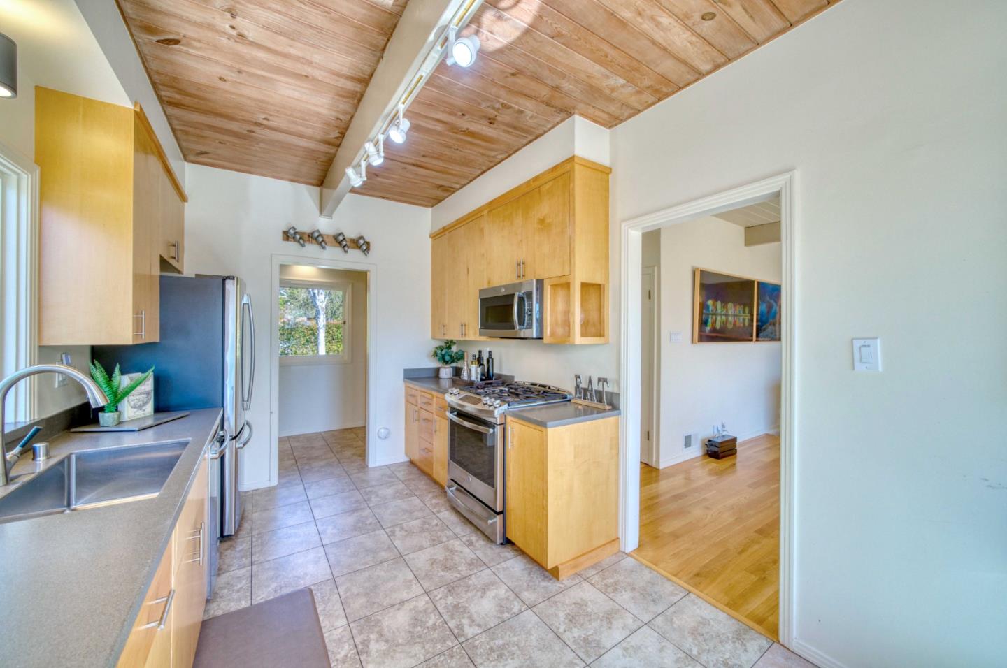 554 Francisco Street El Granada, CA 94018 - Photo 9 of 43 Gallery Image 9