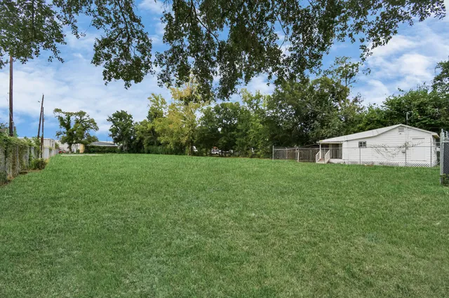 a view of a house with backyard and garden
