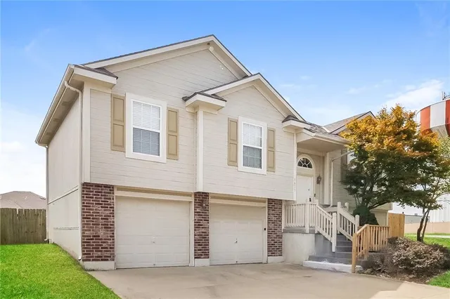 $2,085 | 1613 Northwest High View Drive, Grain Valley, MO 64029