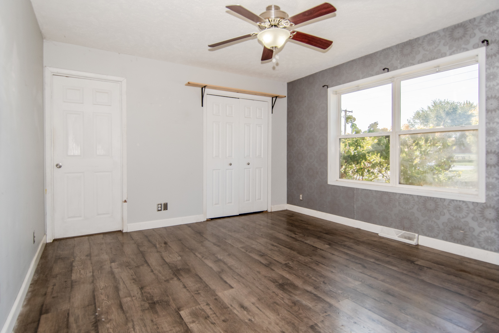 2970 North Dwight Road Morris, IL 60450 - Photo 31 of 43 an empty room with wooden floor fan and windows