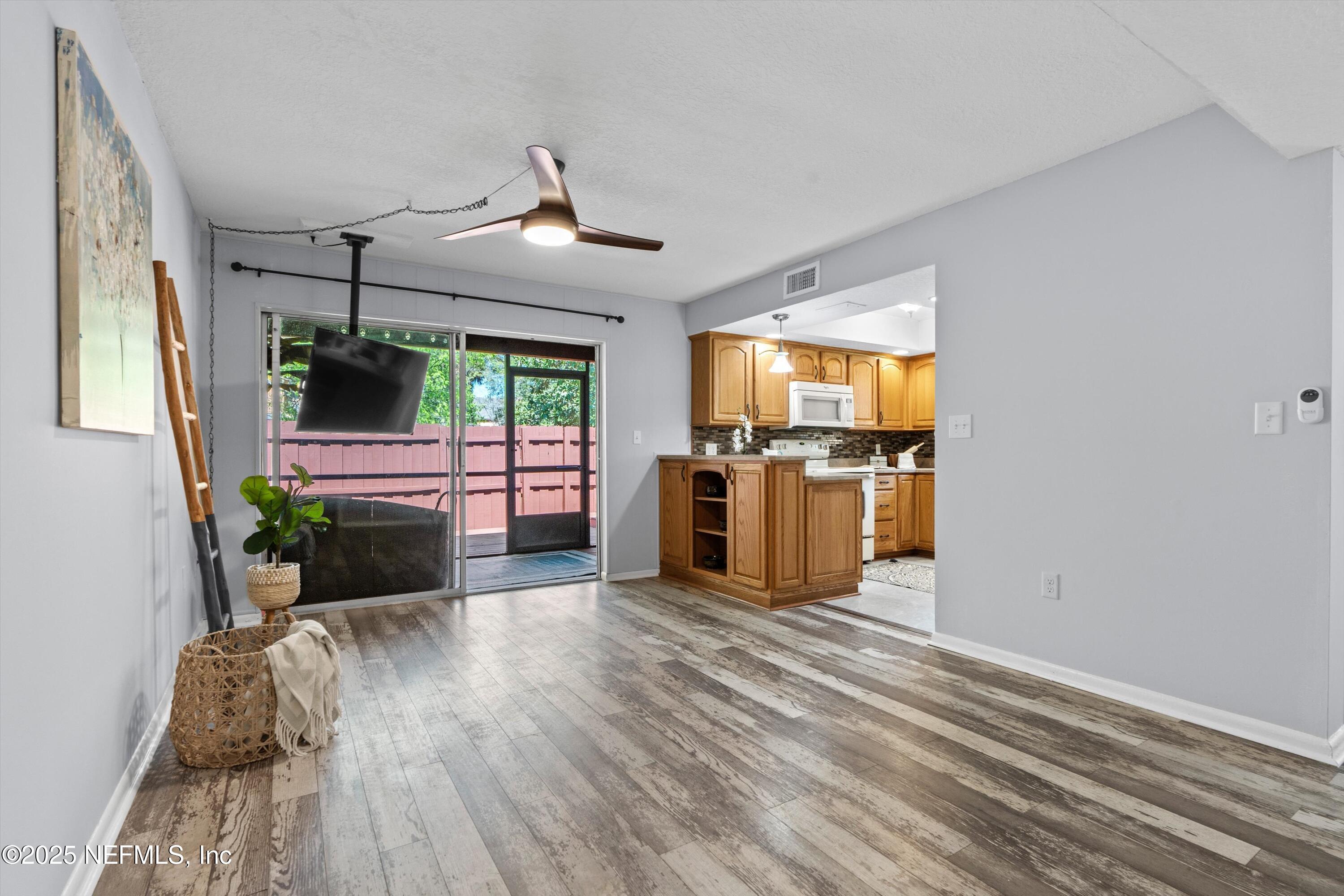 386 Raleigh Road, Unit 15 Jacksonville, FL 32225 - Photo 4 of 33 09-Living and Dining