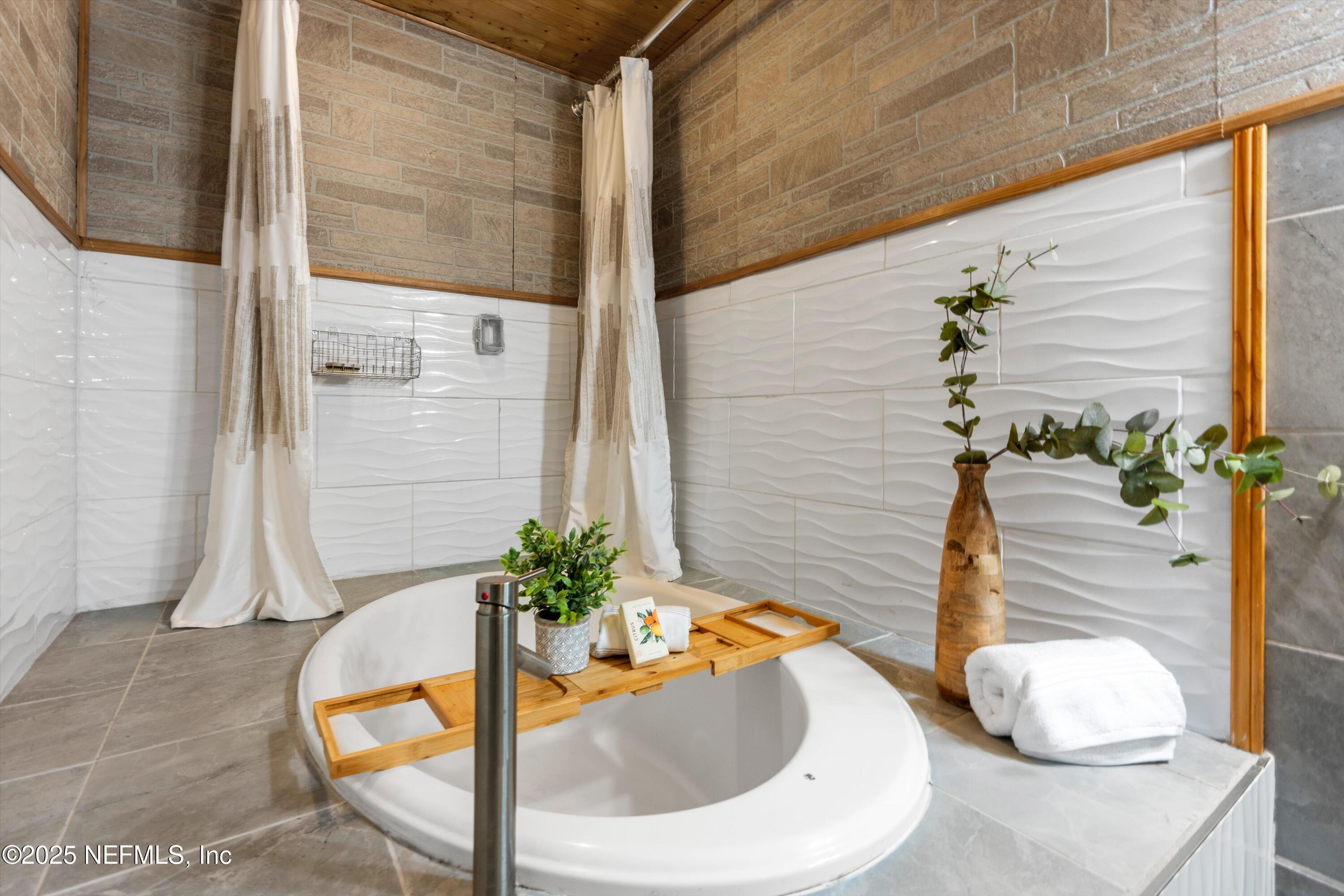 386 Raleigh Road, Unit 15 Jacksonville, FL 32225 - Photo 8 of 33 19-Garden Tub