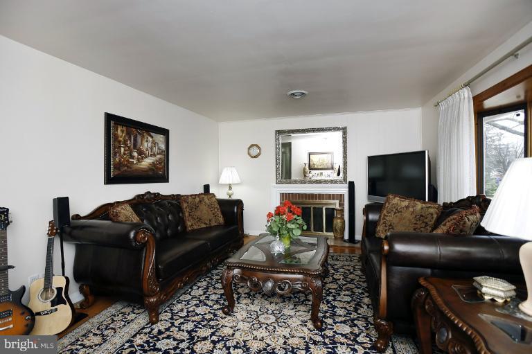 3013 Southview Road Ellicott City, MD 21042 - Photo 14 of 17 Living Room