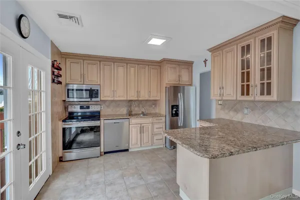 $779,000 | 320 Idaho Street, Lindenhurst, NY 11757