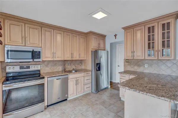 $779,000 | 320 Idaho Street, Lindenhurst, NY 11757