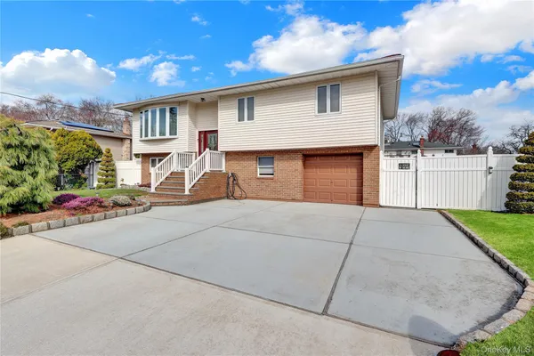 $779,000 | 320 Idaho Street, Lindenhurst, NY 11757