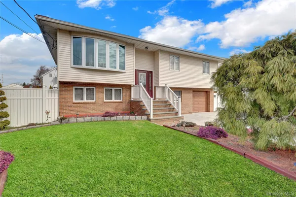 $779,000 | 320 Idaho Street, Lindenhurst, NY 11757