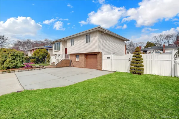 $779,000 | 320 Idaho Street, Lindenhurst, NY 11757