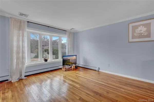 $779,000 | 320 Idaho Street, Lindenhurst, NY 11757