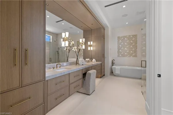 $5,000,000 | 850 10th Street North, Naples, FL 34102