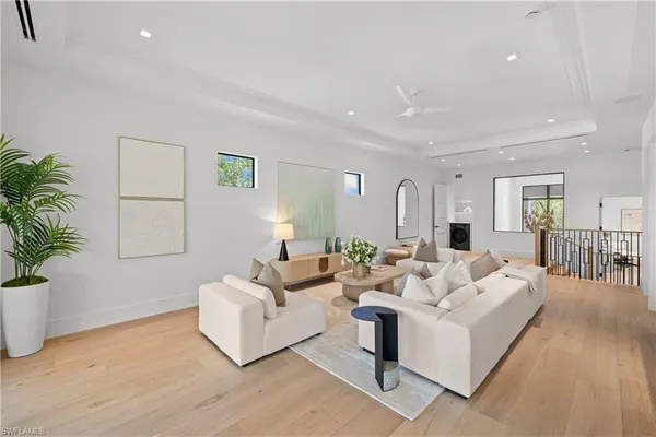 $5,000,000 | 850 10th Street North, Naples, FL 34102