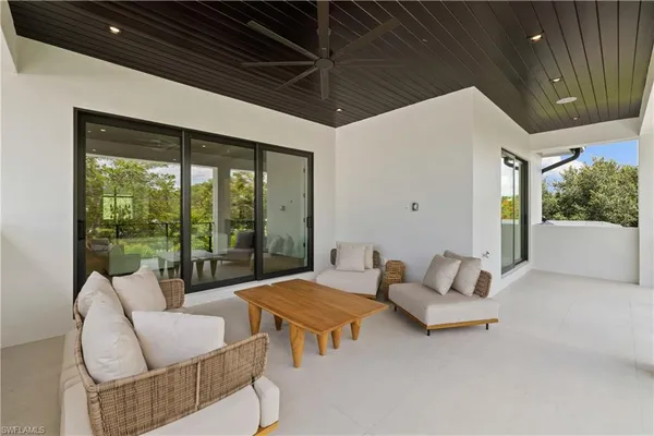 $5,000,000 | 850 10th Street North, Naples, FL 34102