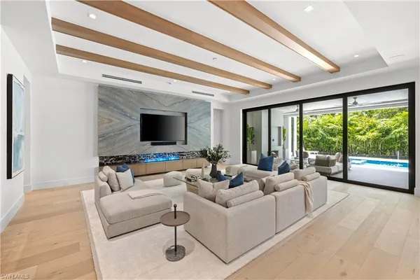 $5,000,000 | 850 10th Street North, Naples, FL 34102