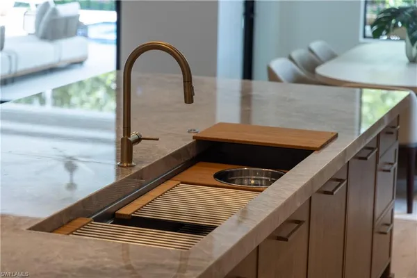 $5,000,000 | 850 10th Street North, Naples, FL 34102