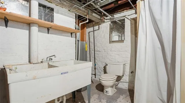a view of a storage & utility room with washer and dryer