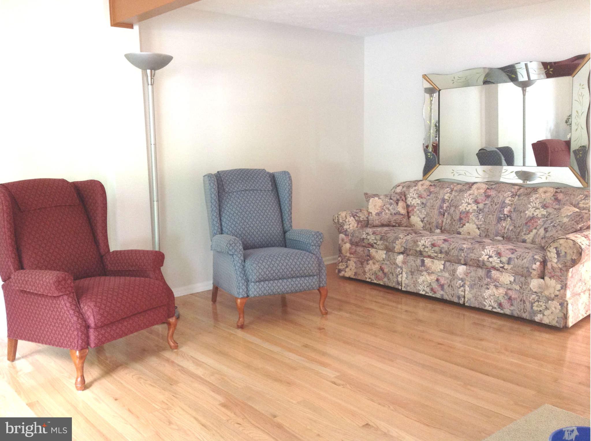 8080 Donegal Lane Springfield, VA 22153 - Photo 5 of 28 Living Room
