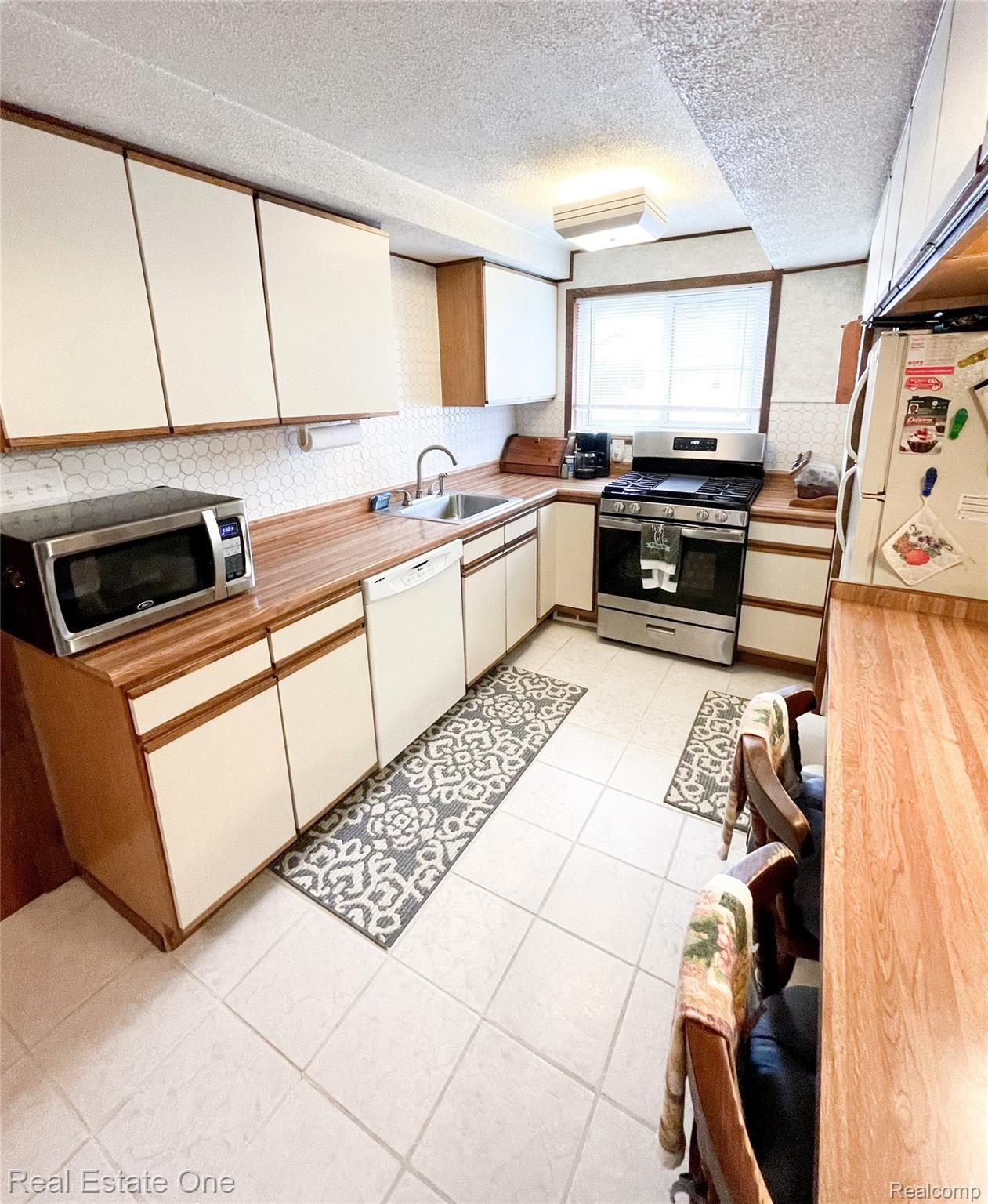 2100 Orpington Road Troy, MI 48083 - Photo 12 of 31 12.jpeg