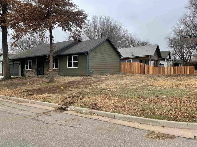$239,000 | 910 West Cave Springs Avenue, El Dorado, KS 67042