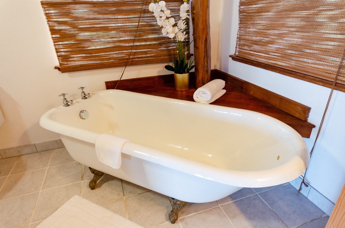 2100 Kaiwiki Road Hilo, HI 96720 - Photo 19 of 29 a bathroom with a bathtub and next to a window