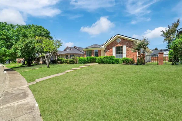 $2,300 | 1019 Sanders Drive, Duncanville, TX 75137