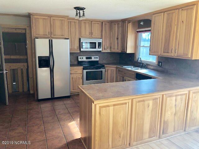136 Swan Point Road Sneads Ferry, NC 28460 - Photo 4 of 24 Kitchen