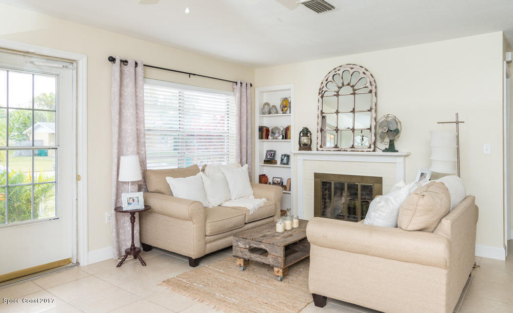 125 Monaco Road West Melbourne, FL 32904 - Photo 3 of 18 Living Area