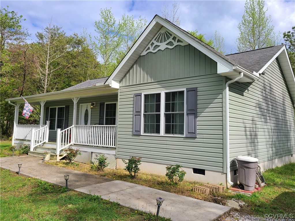 1174 Plank Road Farmville, VA 23901 - Photo 21 of 21 a front view of a house with garden
