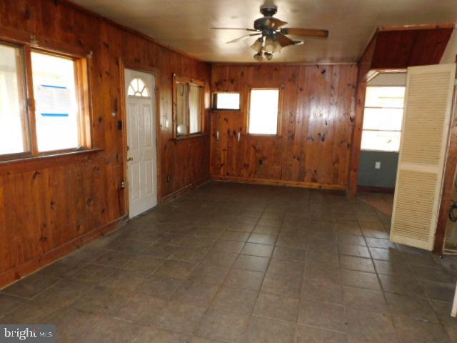 247 Palm Road Millville, NJ 08332 - Photo 4 of 12 Living Room
