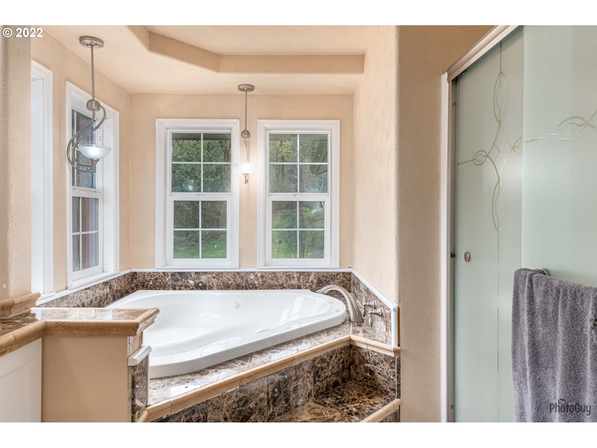 87533 Cedar Flat Road Springfield, OR 97478 - Photo 24 of 32 a bathroom with a tub a sink and a window