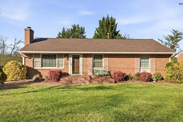 $2,850 | 3003 Glenmont Drive, Roanoke, VA 24018