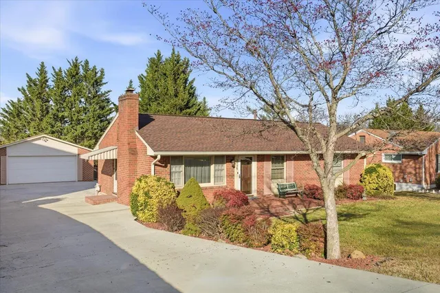 $2,850 | 3003 Glenmont Drive, Roanoke, VA 24018