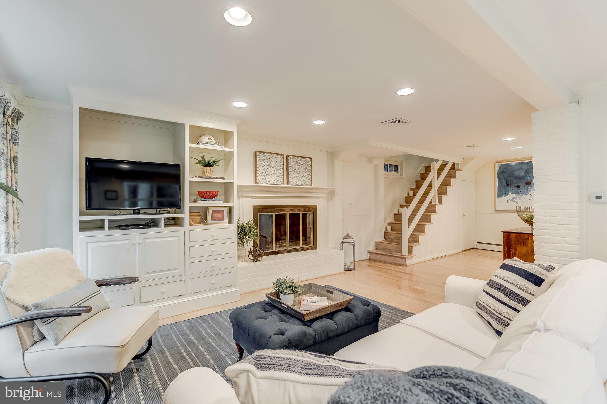 126 Round Bay Road Severna Park, MD 21146 - Photo 9 of 80 Cozy living room with custom built-ins