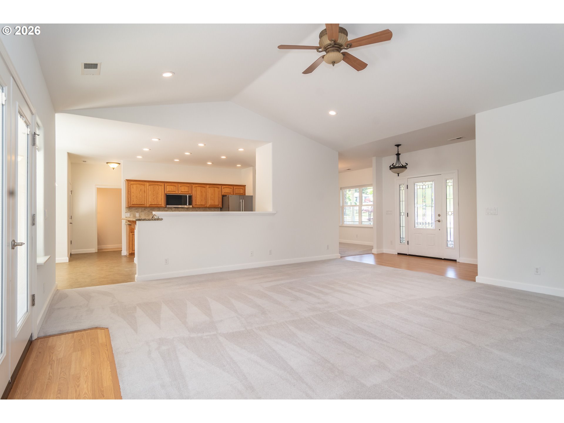 982 Doerner Road Roseburg, OR 97471 - Photo 4 of 48 Living Room/Entrance