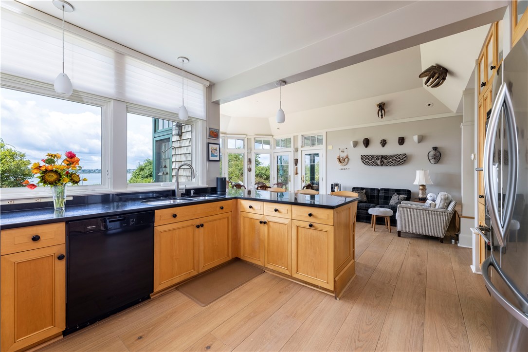 354 Beavertail Road Jamestown, RI 02835 - Photo 15 of 49