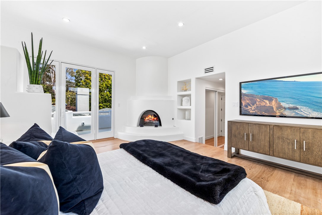 541 4th Street Manhattan Beach, CA 90266 - Photo 30 of 45 a bedroom with a bed and a painting on the wall