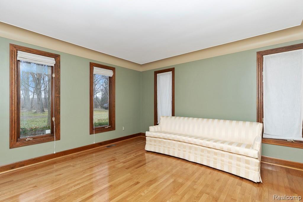 1045 East Snell Road Rochester, MI 48306 - Photo 18 of 42 LIVING ROOM .jpg
