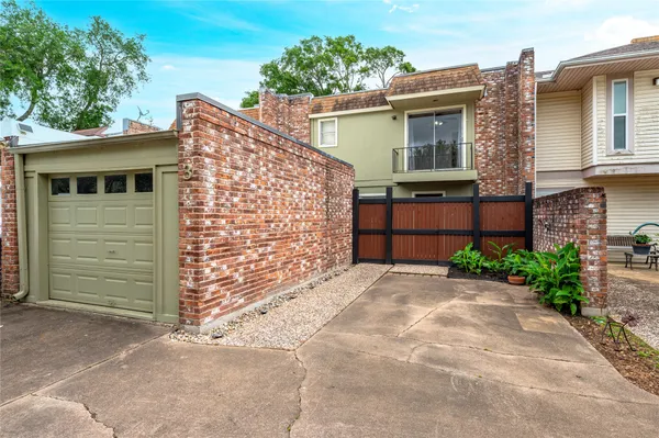 $1,950 | 3 Dorado Drive, Friendswood, TX 77546