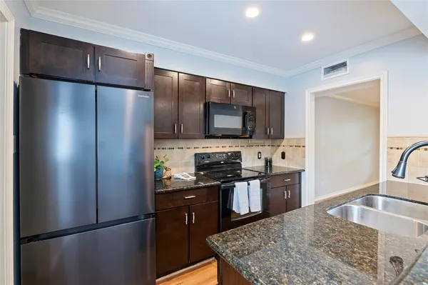 $1,950 | 3 Dorado Drive, Friendswood, TX 77546