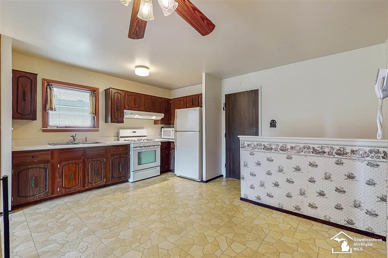 20503 Roche Road Trenton, MI 48183 - Photo 5 of 34 50082050-4.JPG