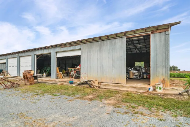 a view of yard with green space
