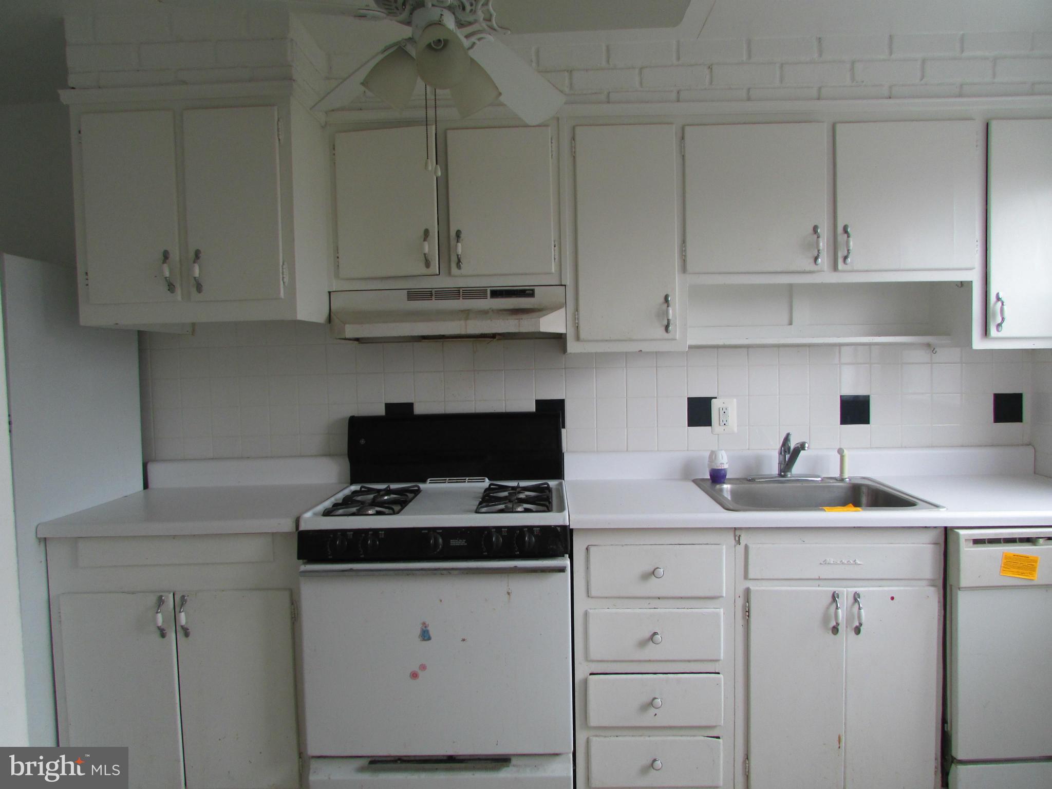 1215 Deanwood Road Baltimore, MD 21234 - Photo 5 of 15 Kitchen