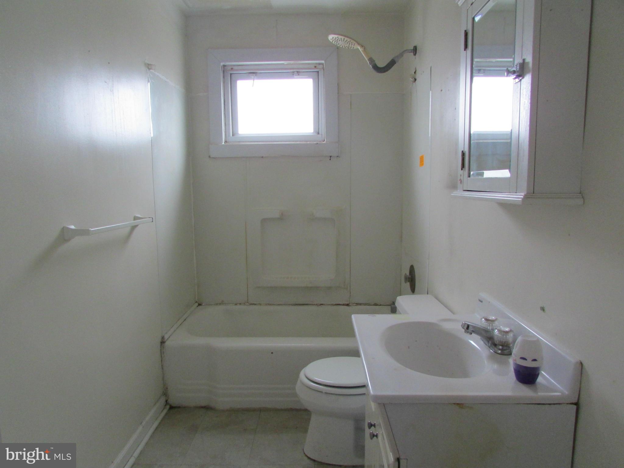 1215 Deanwood Road Baltimore, MD 21234 - Photo 9 of 15 Bath