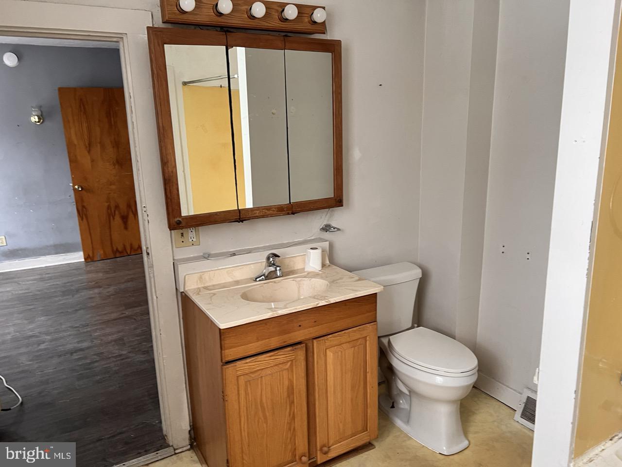 549 Manor Street Lancaster, PA 17603 - Photo 14 of 29 Upstairs Bathroom