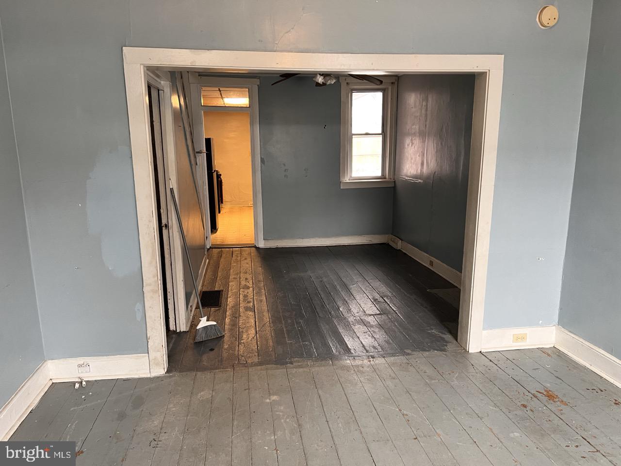 549 Manor Street Lancaster, PA 17603 - Photo 7 of 29 Living Room