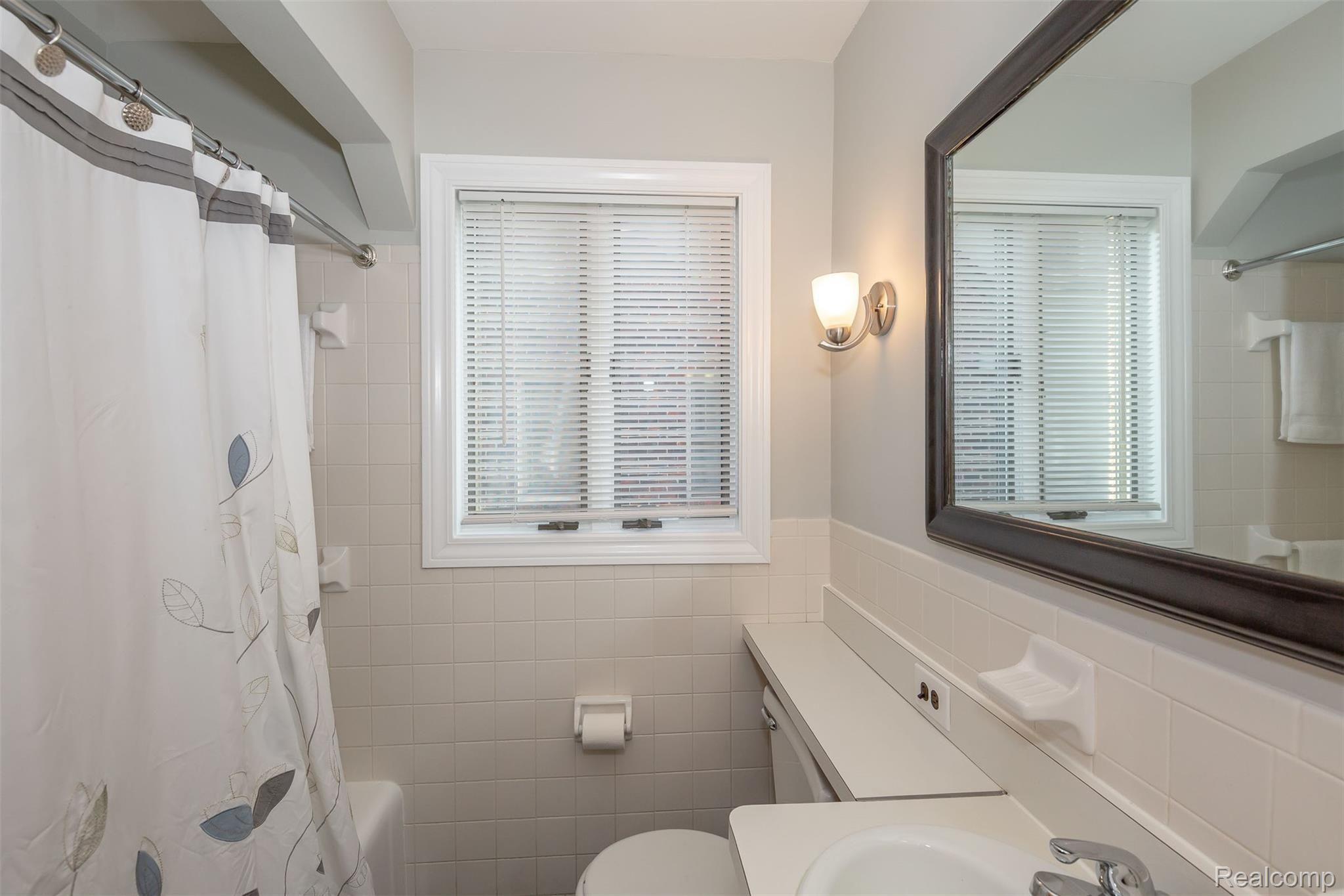 2479 Pembroke Road Birmingham, MI 48009 - Photo 16 of 33 Clean & bright main level bath