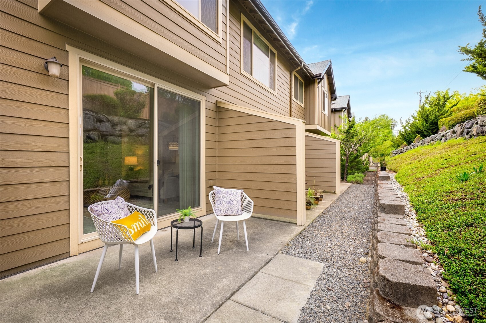 1900 Weaver Road, Unit G103 Snohomish, WA 98290 - Photo 13 of 17 a view of a patio with table and chairs and potted plants
