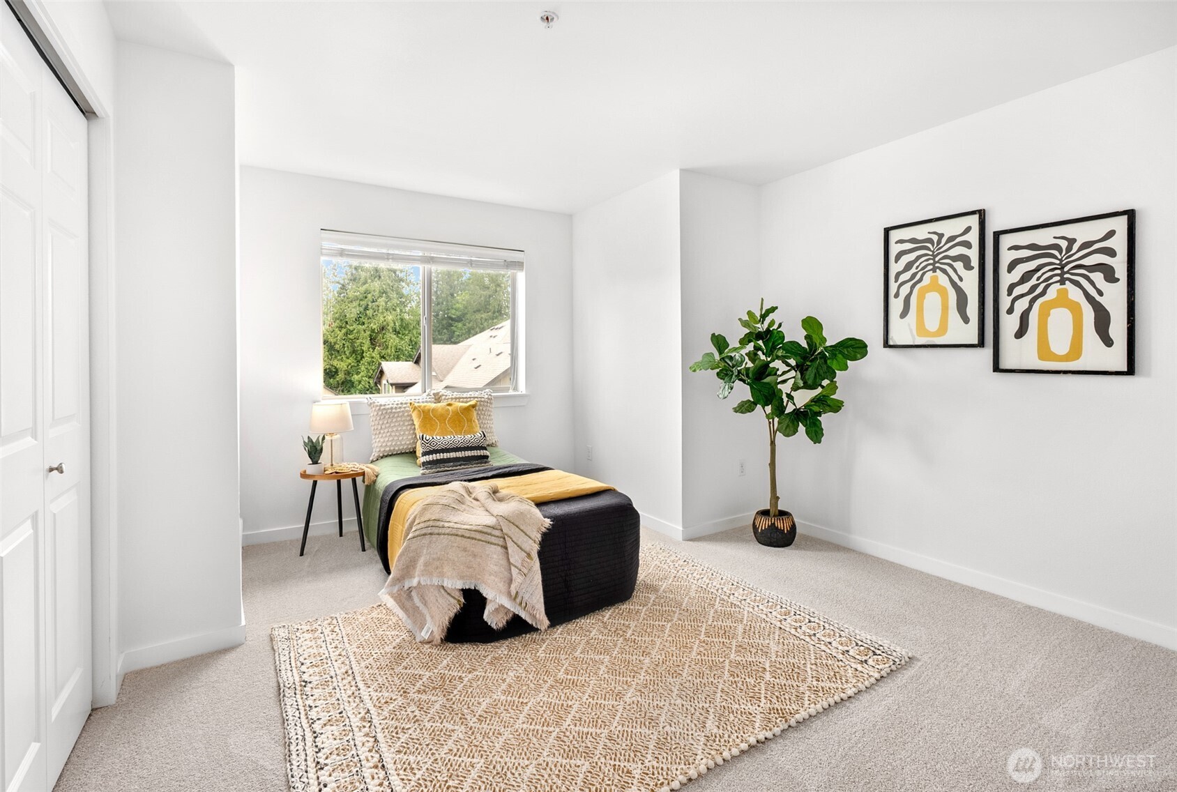 1900 Weaver Road, Unit G103 Snohomish, WA 98290 - Photo 10 of 17 a bedroom with a bed and potted plant