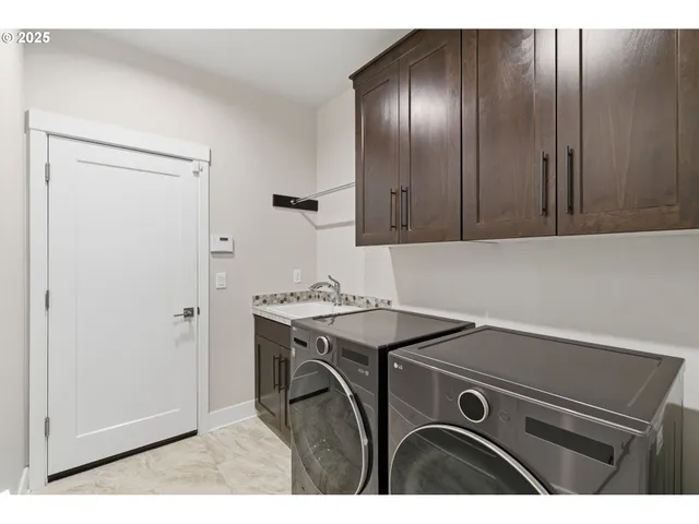 a view of utility room